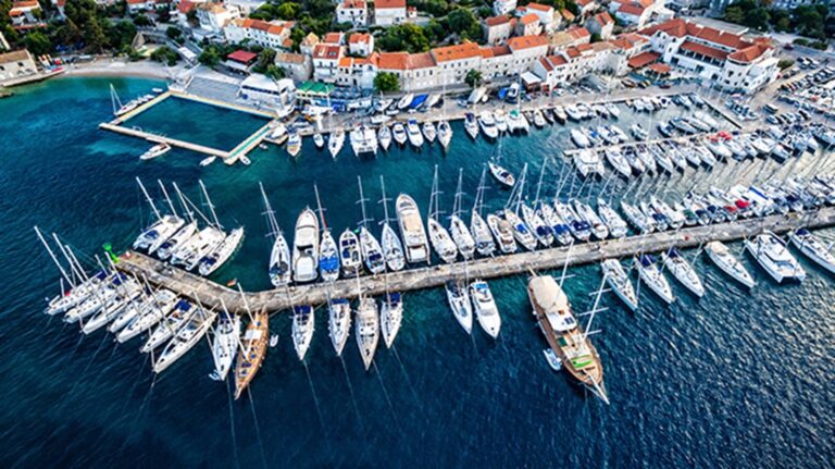 yachts in a marina, yacht buying checklist