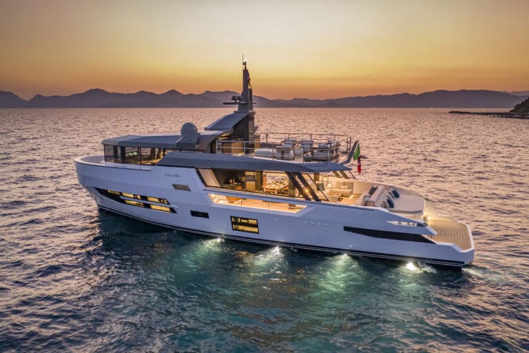 ARCADIA SHERPA 80XL Pocket Mega Yacht - Boat Review