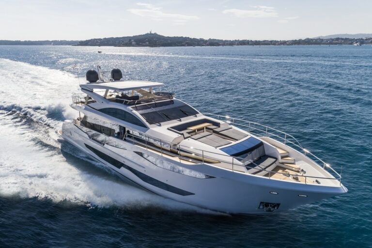 Motor Yacht AMIRA Splashes Onto the Yachts for Sale Market