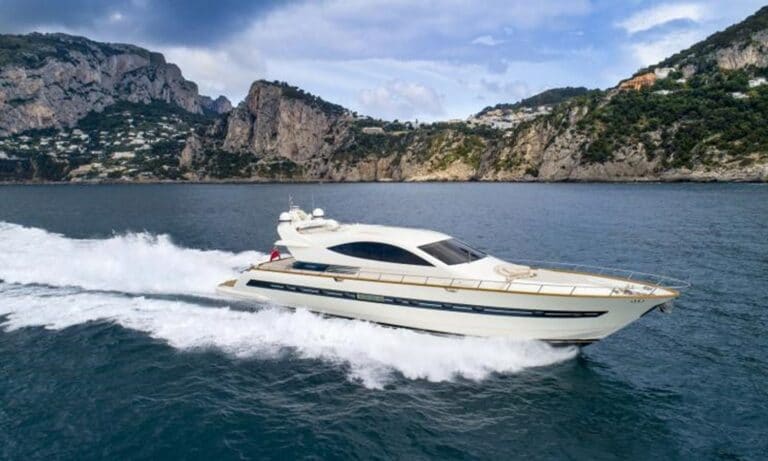 Sleek, sporty, and above all, comfortable, the CCN 86’ Flyingsport is now available for sale by Daria Tomassetti.