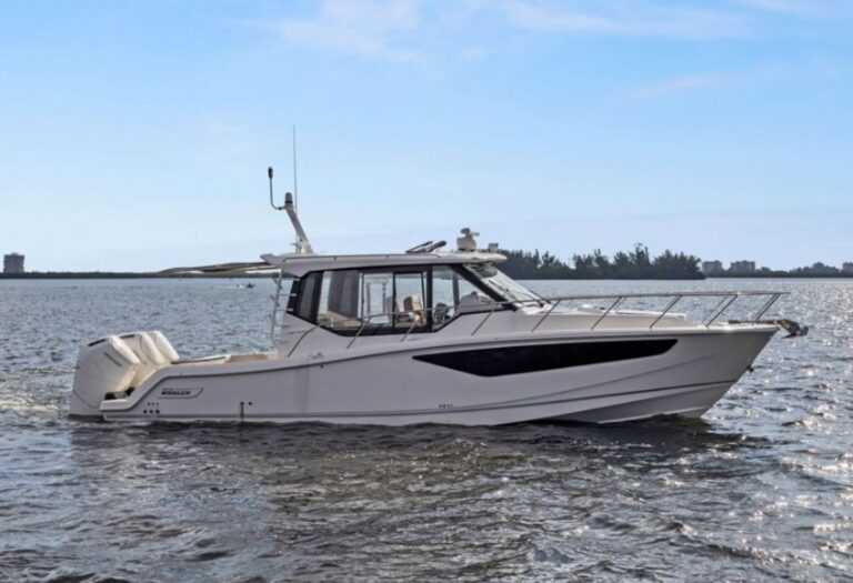 Boston Whaler boat, Discover the ultimate Boston Whaler boat guide for choosing your perfect model. Expert tips and insights await.