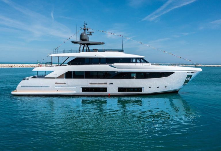 Ferretti launched the 27th unit in the Custom Line Navetta 33 FAMILIA with the owner, their family and all Custom Line employees.
