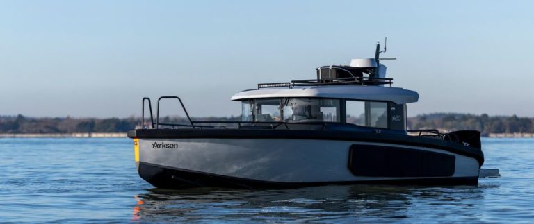 Arksen 30 motor yacht, Listen and follow along during this walkthrough of the Arksen 30 motor yacht, the perfect weekender boat for friends and family.
