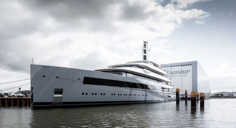 Feadship 331ft MOONRISE superyacht.
