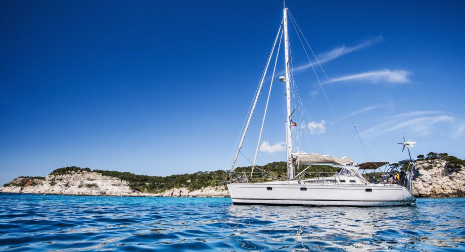 Yacht sailing in the ocean. Confused about yacht sizes? Discover the right fit for you—from small luxury yachts to superyachts—explore types, prices, and yacht lengths.