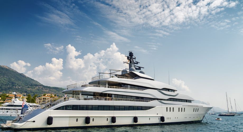 A mega yacht sailing in the ocean. Confused about yacht sizes? Discover the right fit for you—from small luxury yachts to superyachts—explore types, prices, and yacht lengths.