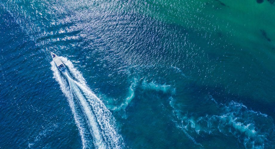 A luxury yacht sailing in the ocean. Confused about yacht sizes? Discover the right fit for you—from small luxury yachts to superyachts—explore types, prices, and yacht lengths.