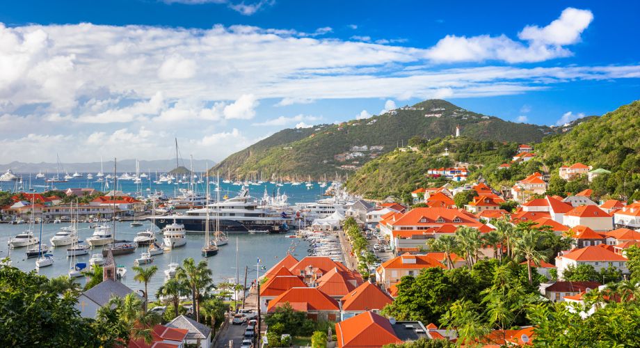 Famous sailing races at St. Barths. Learn all about superyacht regattas, types of yacht races, famous sailing events, and key facts every enthusiast should know.