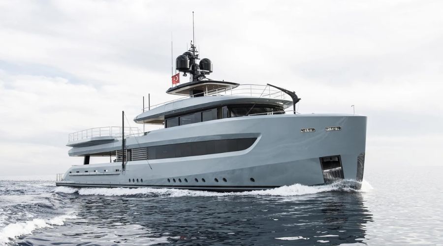 LIMERENCE superyacht sailing in the ocean.