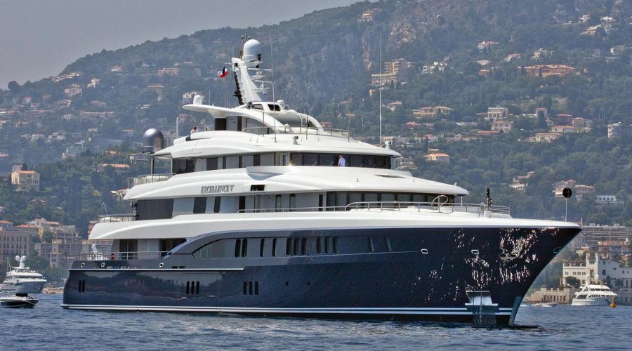 ARIENCE yacht sailing in the ocean.