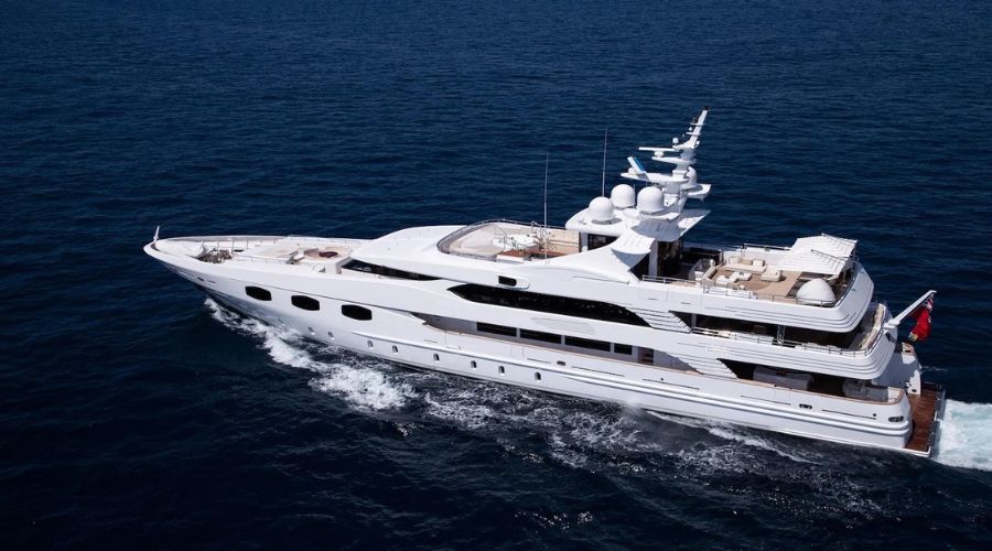 ELENI superyacht sailing in the ocean.