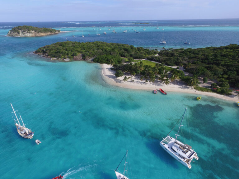 Luxury yacht for charter and sky View - Tobago Cays - Saint-Vincent et les Grenadines.
