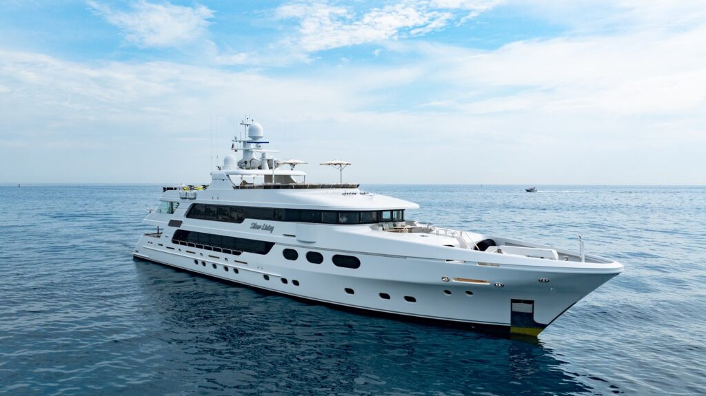 American Yacht Builders | Luxury Yachts to Buy in USA | YATCO The Christensen Silver Lining yacht is sailing on the ocean.