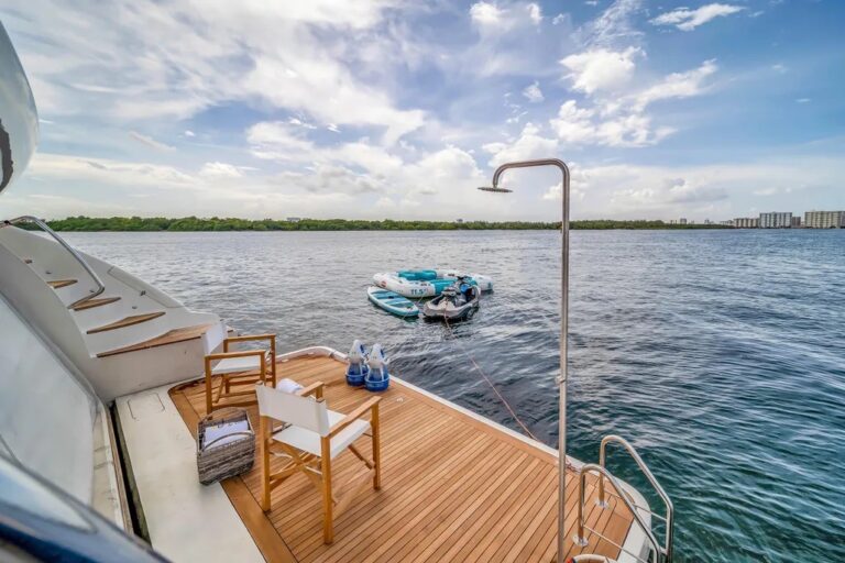 Outdoor deck of Azimut 116 yachts. Thinking of owning a luxury yacht? Explore the Azimut 116 yachts, from specs & annual costs to buying tips and insider FAQ advice.