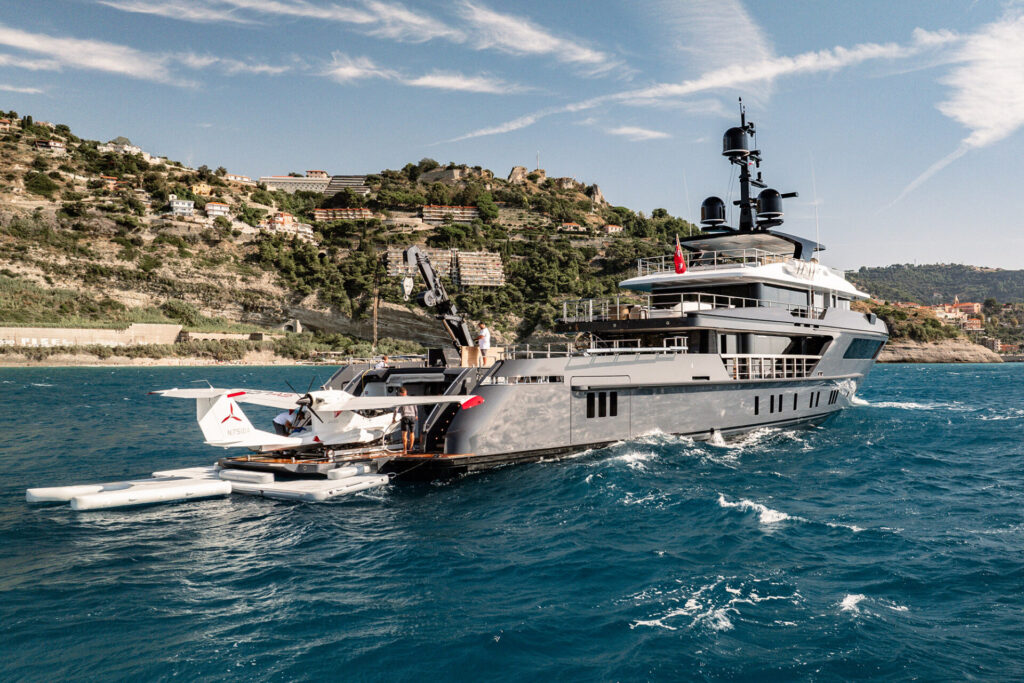 Sanlorenzo 500EXP sailing on the ocean.